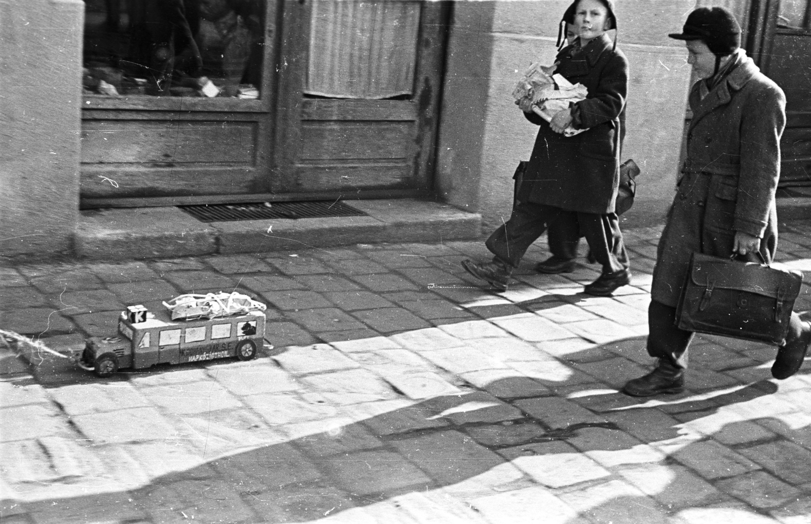 Magyarország, Budapest, 1955, Pálfi Balázs, fiúk, sapka, kabát, aktatáska, iskolatáska, Fortepan #23842