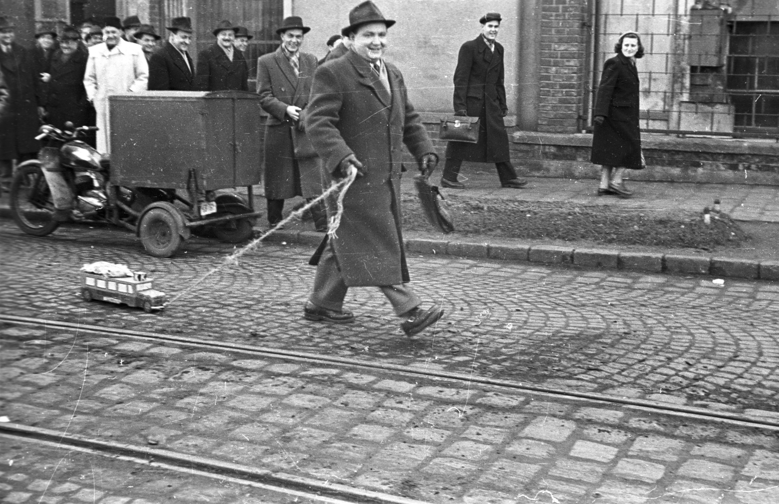 Hungary, Budapest, 1955, Pálfi Balázs, motorcycle, jesting, walking the dog, Fortepan #23844