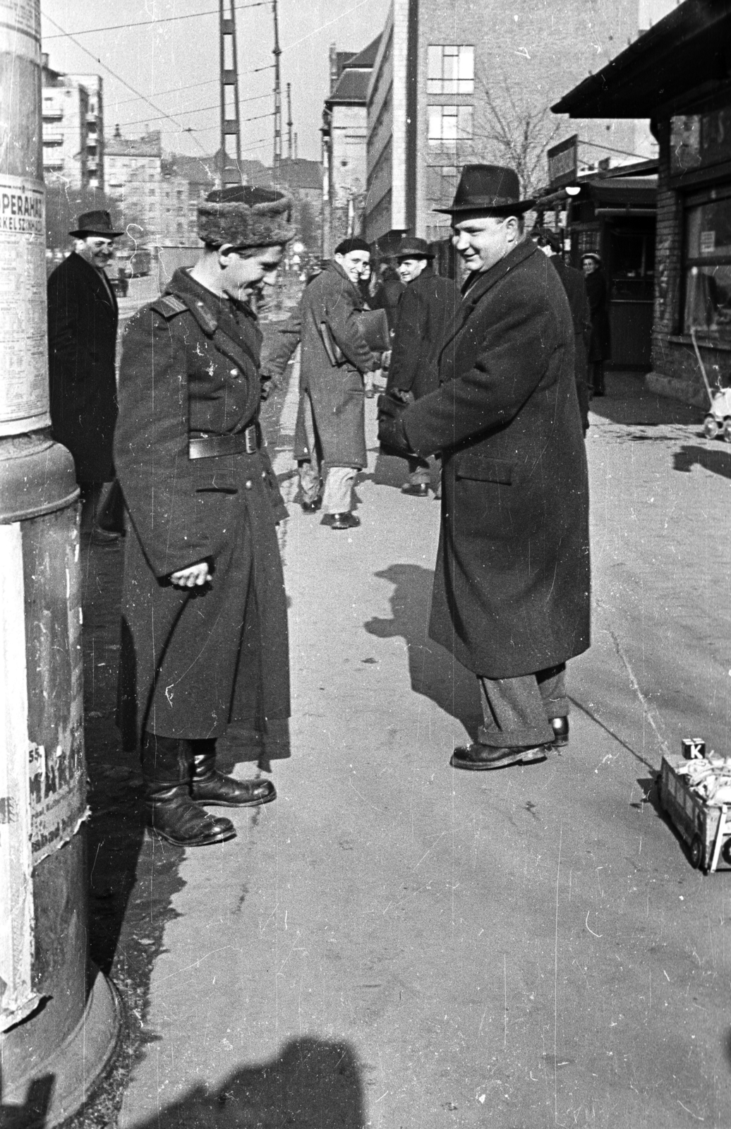 Hungary, Budapest XI., Fehérvári út a piac felől a Móricz Zsigmond körtér felé nézve., 1955, Pálfi Balázs, uniform, street view, genre painting, cop, jesting, ad pillar, Budapest, fur hat, Fortepan #23847