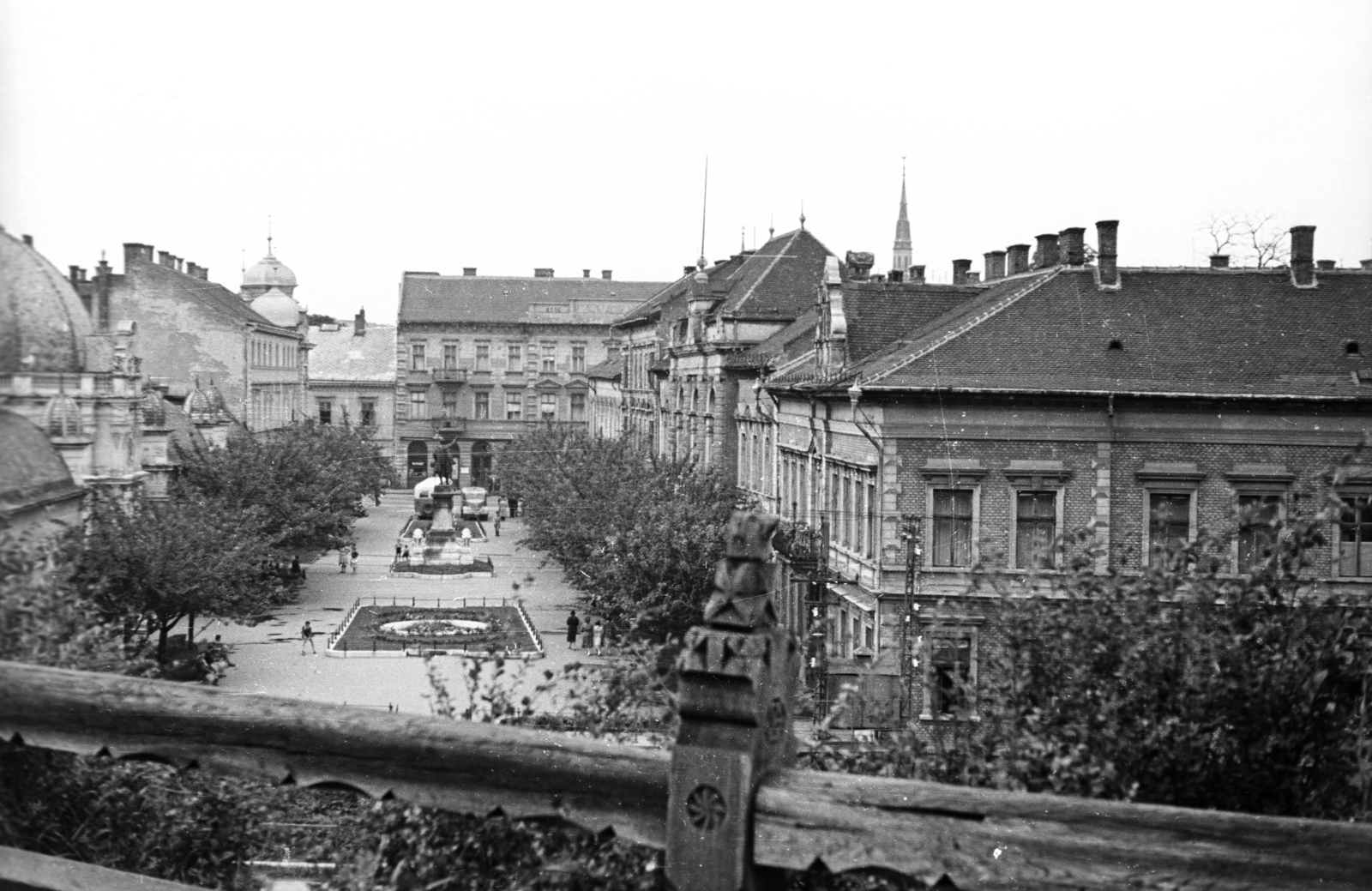 Magyarország, Miskolc, Erzsébet (Szabadság) tér az Avasról nézve, háttérben a Széchenyi utcán a Korona szálló., 1955, Pálfi Balázs, tér, eklektikus építészet, Adler Károly-terv, Fortepan #23865