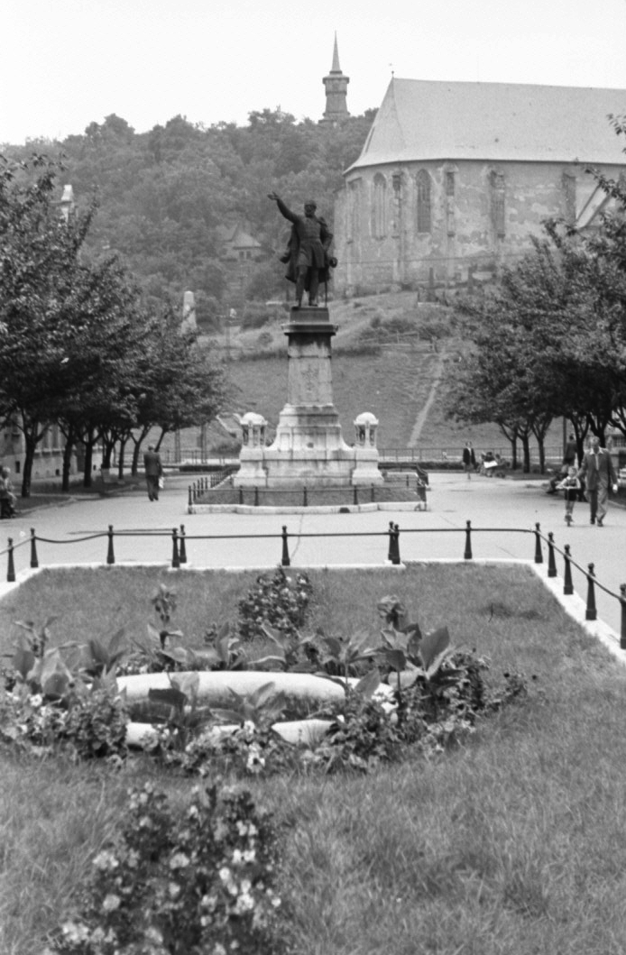 Hungary, Miskolc, Erzsébet (Szabadság) tér, Kossuth szobor, háttérben a református templom az Avas oldalában és a 
kilátó., 1955, Pálfi Balázs, sculpture, monument, square, pedestal, Lajos Kossuth-portrayal, István Kiss-design, József Róna-design, Fortepan #23867