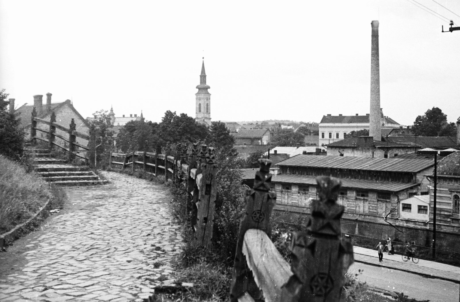 Magyarország, Miskolc, az Avas oldala, feljárat a református templomhoz., 1955, Pálfi Balázs, kockakő, fafaragás, gyárkémény, Szvarog szimbólum, templomtorony, Fortepan #23872