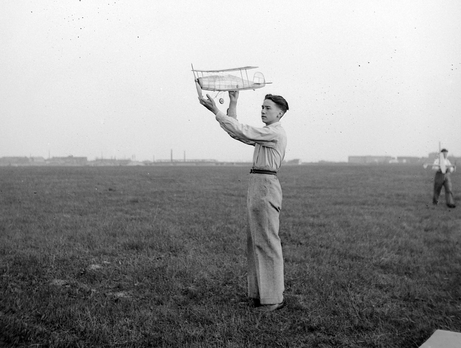 Hungary, Budapest XXI., Csepel, a Weiss Manfréd Művek repülőtere. A repülőgépgyár modellezőinek versenyéről Korbuly László gyárigazgató készítette a felvételt., 1939, Korbuly, model plane, Budapest, Fortepan #2388