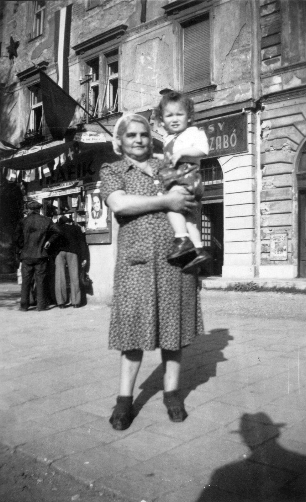Hungary, Budapest XIII., Váci út, háttérben az 51/b számú ház., 1949, Vogl Elemér, sign-board, political decoration, Budapest, lady, girl, flag, Fortepan #23905