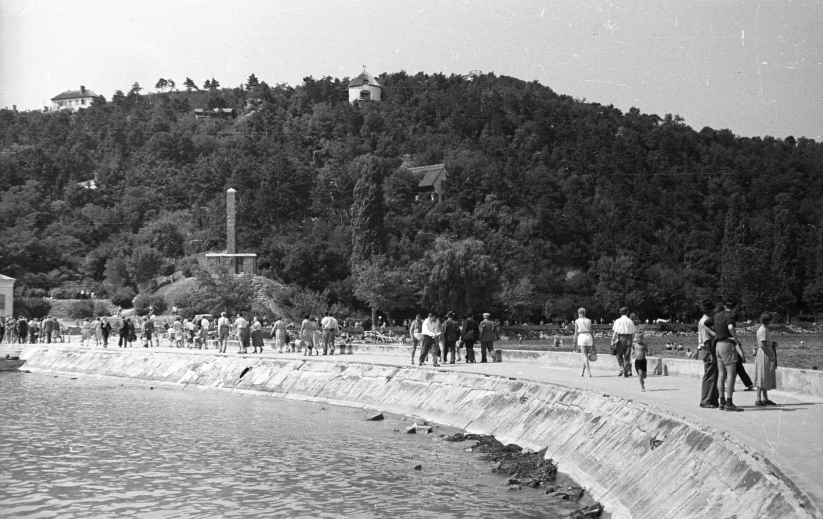 Magyarország,Balaton, Tihany, hajóállomás, Darányi Ignác emlékmű., 1957, Pálfi Balázs, vízpart, hegyoldal, erdő, turista, Fortepan #23907