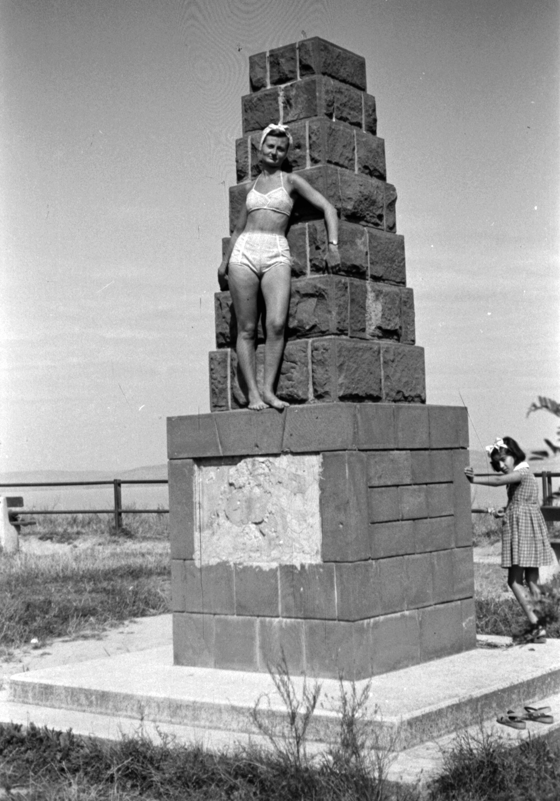 Magyarország, Balatonföldvár, Magaspart, országzászló talapzata., 1957, Pálfi Balázs, bikini, Fortepan #23913