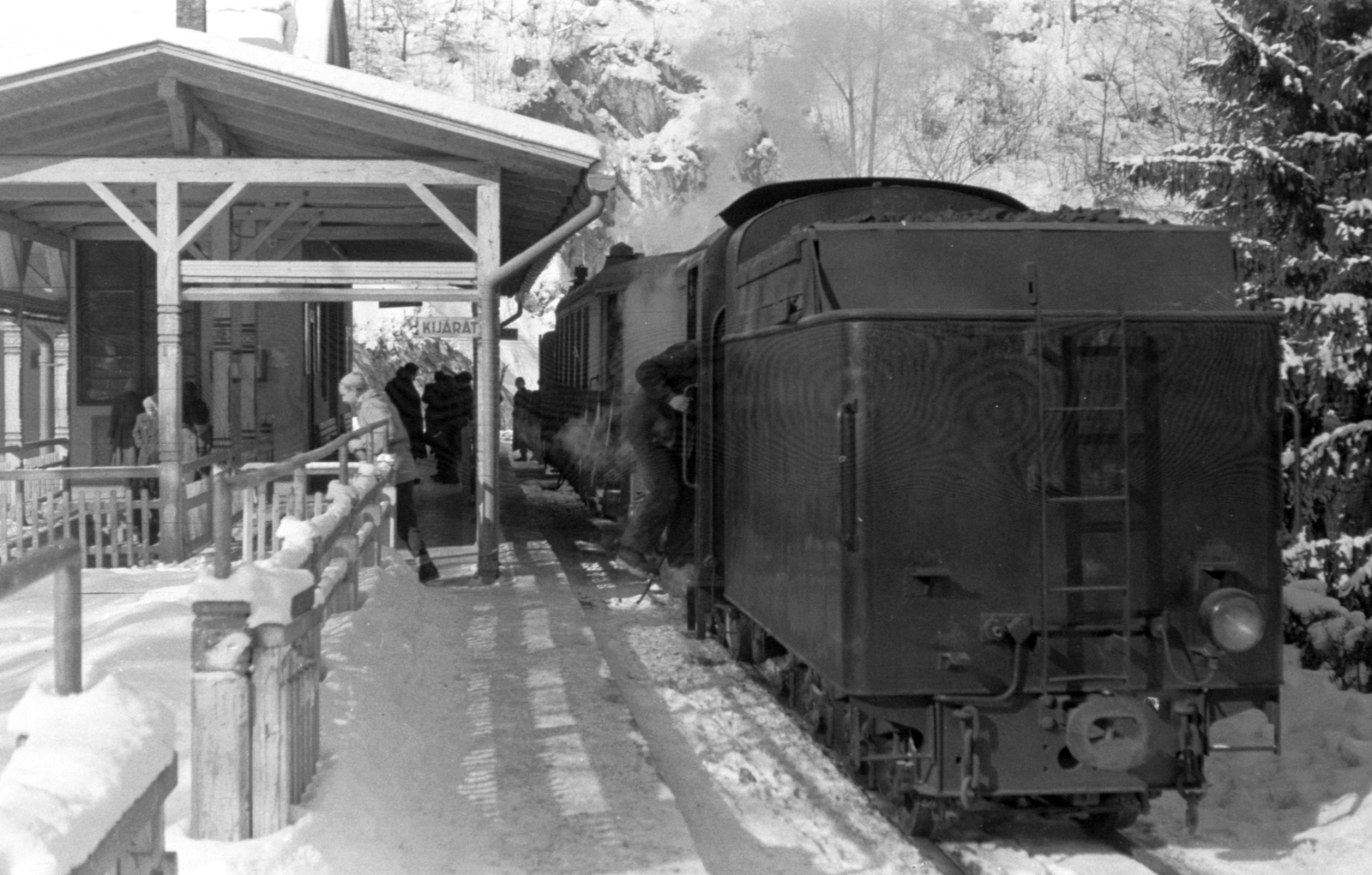 Hungary, Lillafüred, Miskolc, a Lillafüredi Állami Erdei Vasút lillafüredi állomása., 1957, Pálfi Balázs, steam locomotive, railway, winter, narrow-gauge railway, train station, Fortepan #23916