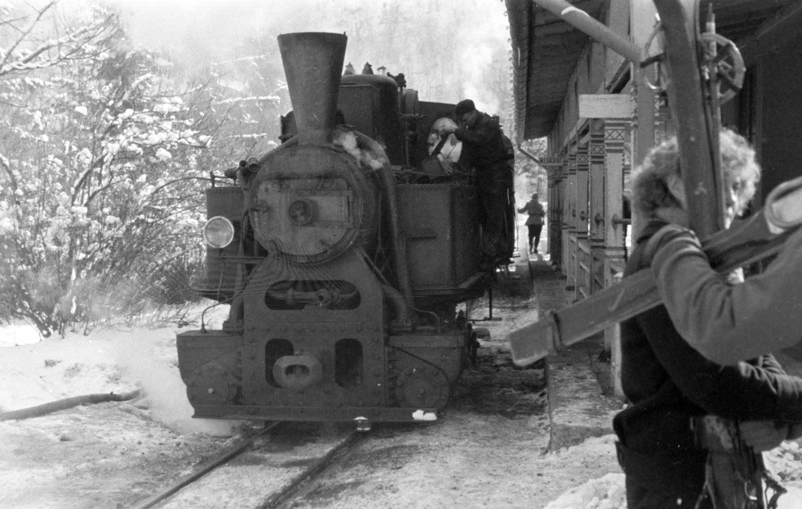 Hungary, Lillafüred, Miskolc, a Lillafüredi Állami Erdei Vasút lillafüredi állomása., 1957, Pálfi Balázs, steam locomotive, railway, winter, skiing, narrow-gauge railway, train station, Fortepan #23917