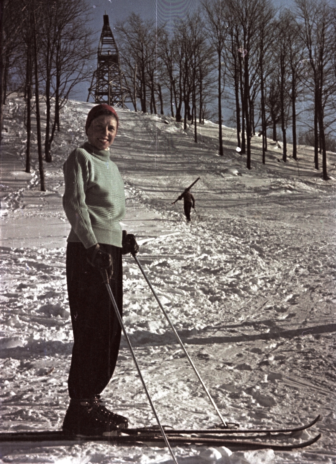 Hungary, Bükk mountains, Bálvány hegy, háttérben a kilátó a Bálványtetőn., 1947, Hegedűs Judit, colorful, skiing, Fortepan #23933