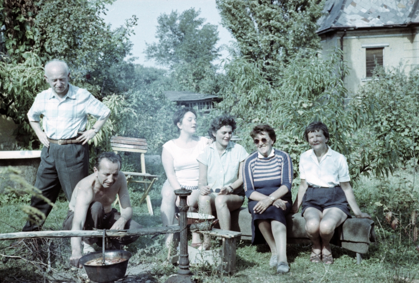 Hungary, Budapest III., Kolostor út 22. udvara, balra Cserépfalvi Imre könyvkiadó., 1961, Hegedűs Judit, garden, genre painting, shades, cauldron, pot, cooking, companionship, outdoor chair, Budapest, akimbo, Fortepan #23935