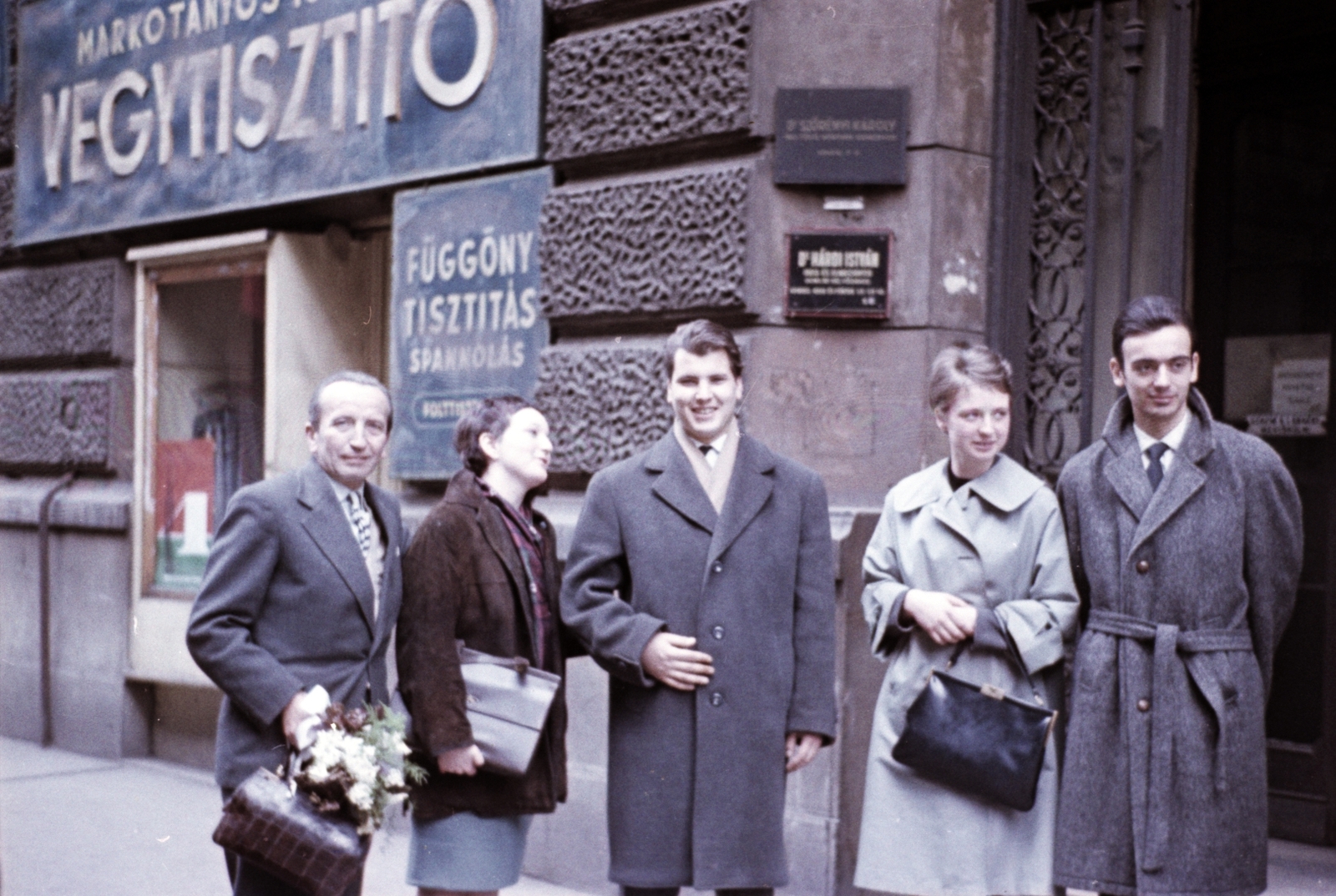 Hungary, Budapest XIII., a felvétel a Balzac utca 37. számú ház előtt készült, melyben házasságkötő terem is helyet kapott., 1965, Hegedűs Judit, wedding ceremony, colorful, sign-board, tableau, Budapest, Fortepan #23937