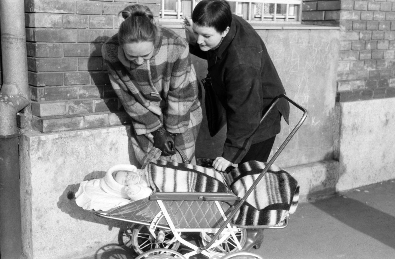 Hungary, Budapest II., Komjádi Béla (Monitor) utca 1., 1966, Hegedűs Judit, baby carriage, newborn, Budapest, Fortepan #23969