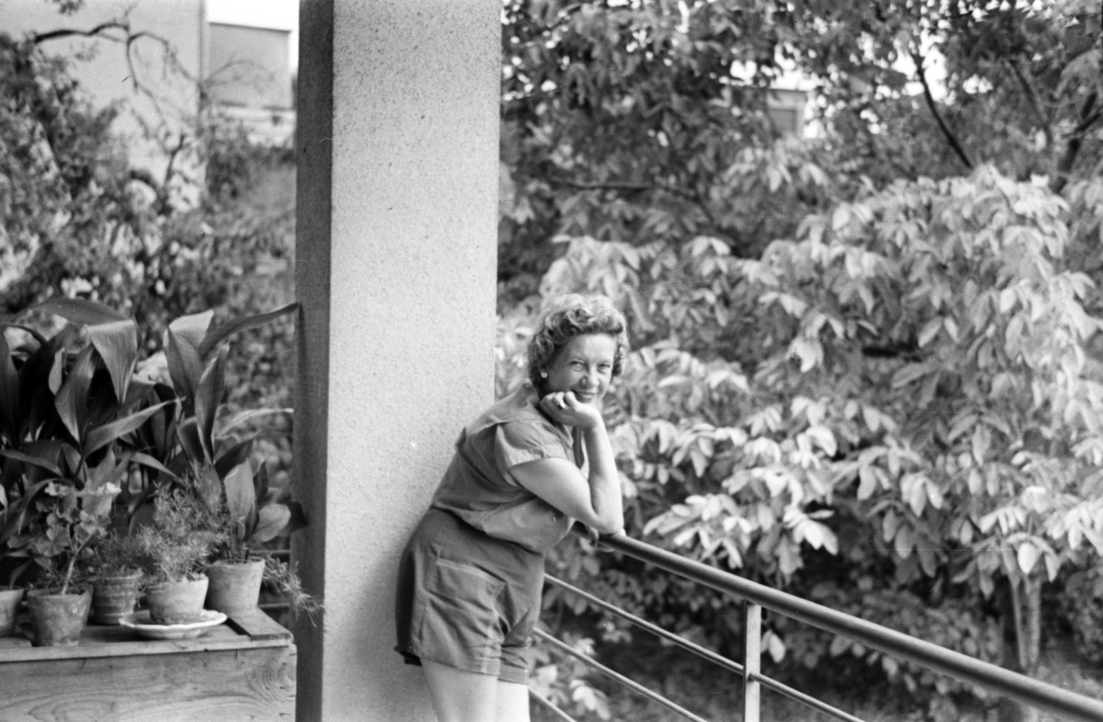 Hungary, Budapest II., Budakeszi út 47/c, a felvétel Cserépfalvi Imre könyvkiadó otthonában készült., 1960, Hegedűs Judit, railing, Budapest, prop up the head, Fortepan #23977