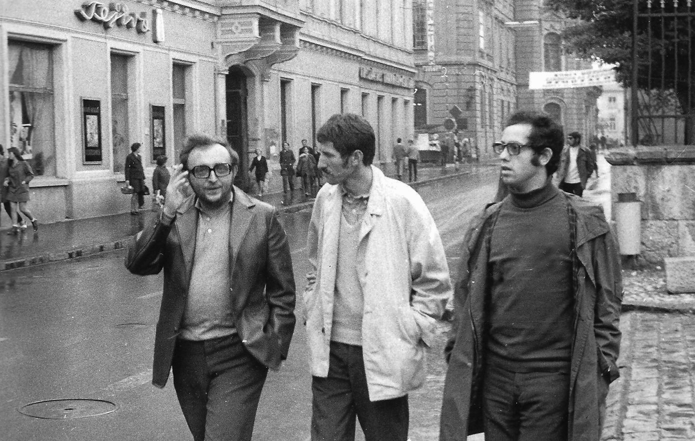 Hungary, Eger, Széchenyi István (Széchenyi) utca, háttérben a Líceum. Fóti Péter, Szigethy András, Tamás Ervin újságírók., 1971, Urbán Tamás, street view, neon sign, milk bar, hands in pockets, Fortepan #23994