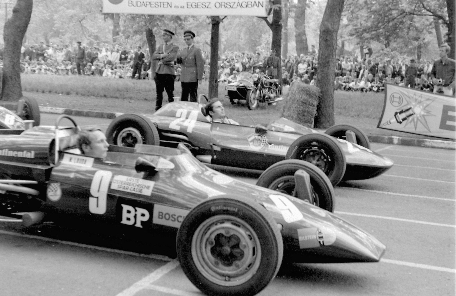 Hungary, People's Park, Budapest X., Formula Vee autóverseny. A 9-es rajtszámú Kaimann Mk IV típusú versenyautóban Niki Lauda., 1969, Urbán Tamás, ad, celebrity, car race, cop, motorcycle with sidecar, audience, Continental-brand, Budapest, Bosch-brand, BP-brand, Fortepan #23997