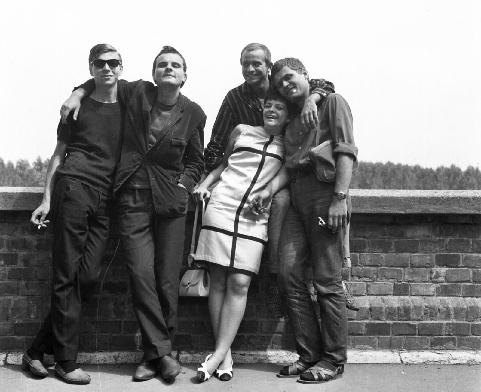 Magyarország, Szeged, rakpart. Balról jobbra: Úri István, Kovács Lajos, Dózsa László, Jobba Gabi, Vajda László, a Színművészeti Főiskola hallgatói., 1966, Urbán Tamás, híres ember, divat, cigaretta, dohányzás, csoportkép, napszemüveg, retikül, színész, karok a vállon, átvetett láb, Fortepan #24002