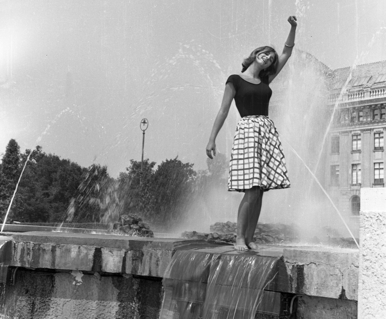 Hungary, Debrecen, szökőkút az egyetem előtt., 1965, Urbán Tamás, fountain, woman, water jet, hands up, Fortepan #24003