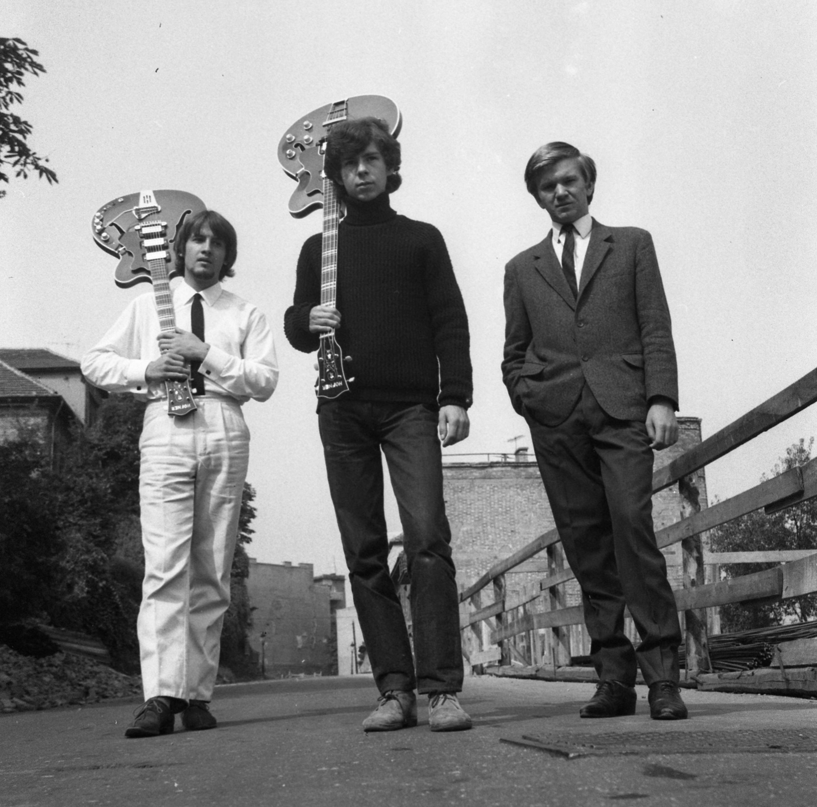 Hungary, Víziváros, Budapest I., Szabó Ilonka utca., 1966, Urbán Tamás, music, musical instrument, beat era, tableau, street view, guitar, Budapest, Fortepan #24007