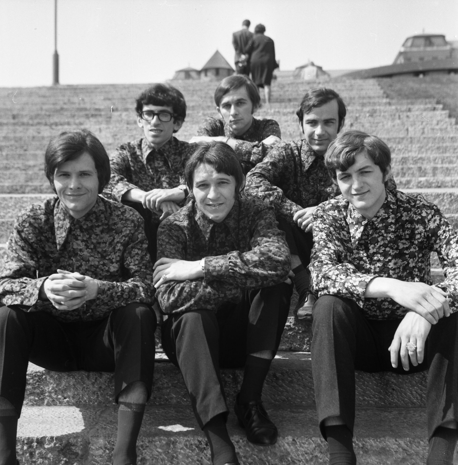 Hungary, Budapest I., Budai Vár, a Ferdinánd Kapuhoz vezető lépcső. Kék Csillag együttes., 1966, Urbán Tamás, beat era, Budapest, wide sitting, intertwined fingers, sitting on stairs, Fortepan #24008