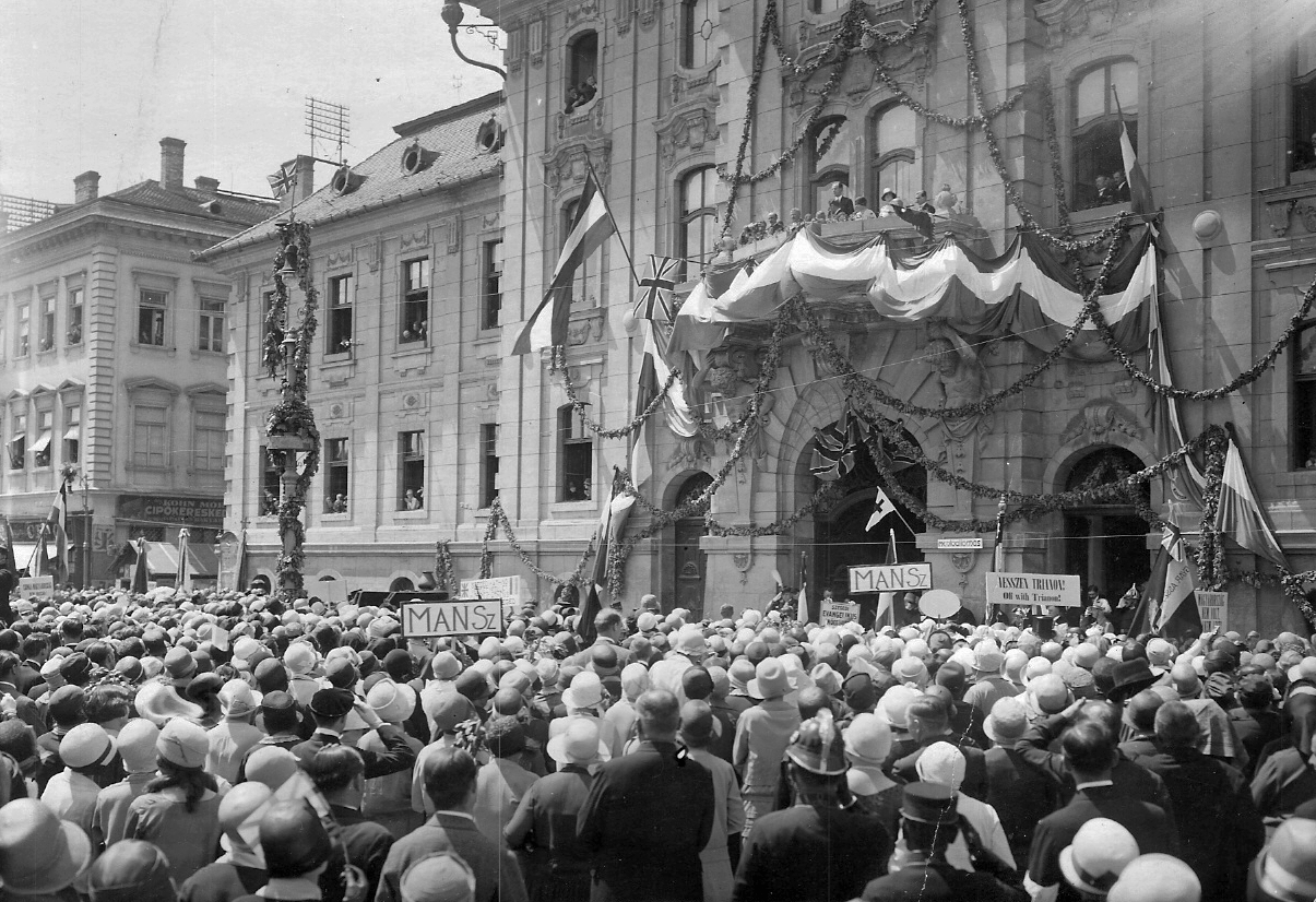 Hungary, Szeged, Trianon elleni tüntetés a Városháza előtt 1928. május 20-án. Az erkélyen lord Rothermere fia, Esmond Harmsworth beszél., 1928, Fődi Gábor, flag, mass, Ödön Lechner-design, public building, decoration, strike, Gyula Pártos-design, protest, Fortepan #24029