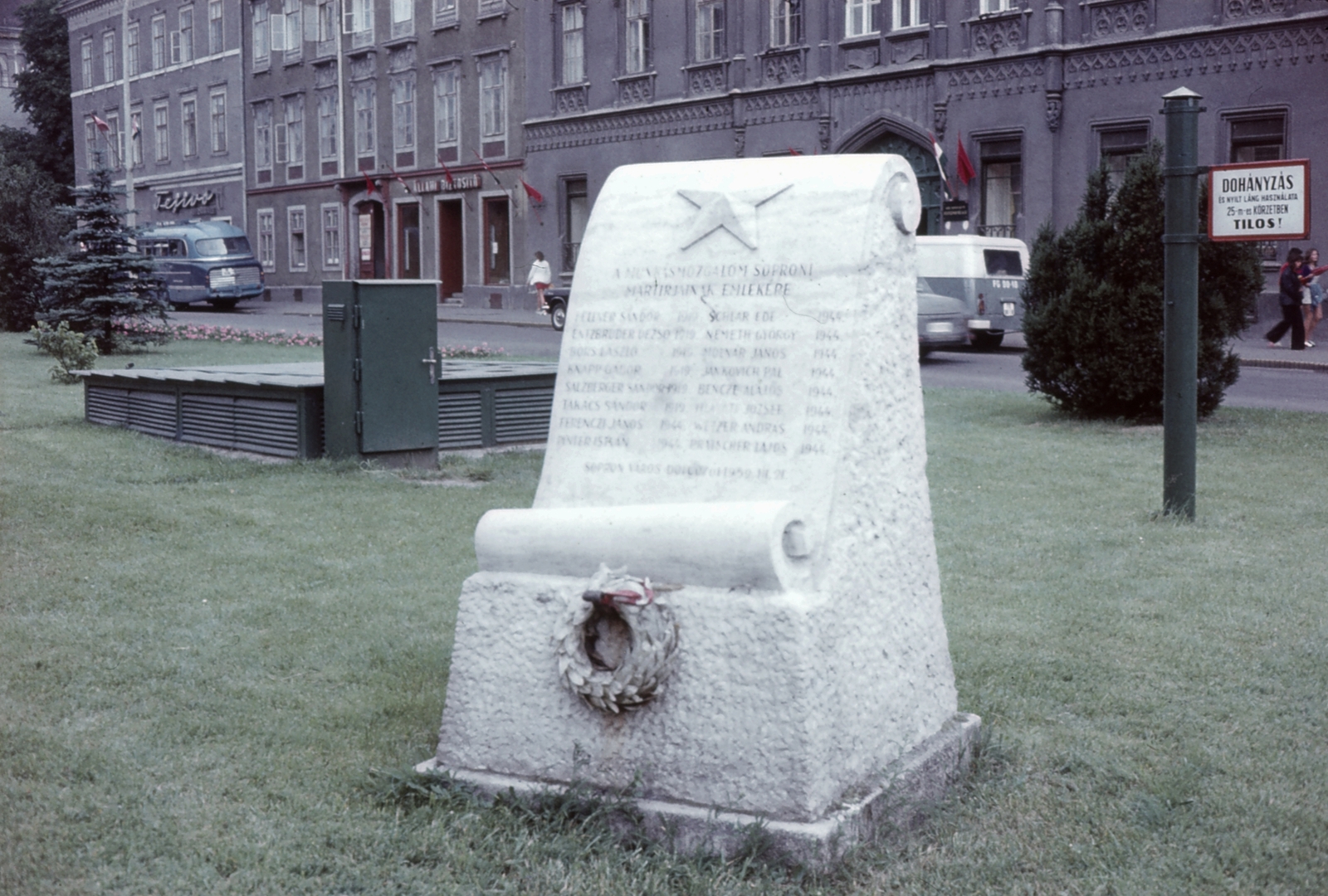 Magyarország, Sopron, Széchenyi tér, az 1919-es és az 1944–1945-ös mártírok emlékműve., 1974, Majercsik Tamás, színes, emlékmű, Fortepan #24033