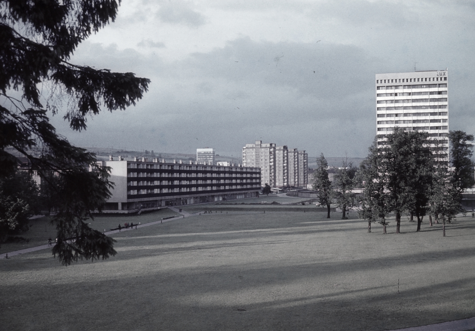Slovakia, Banská Bystrica, Námestie Slobody, jobbra a Lux Hotel., 1973, Majercsik Tamás, Czechoslovakia, colorful, hotel, concrete block of flats, Fortepan #24034