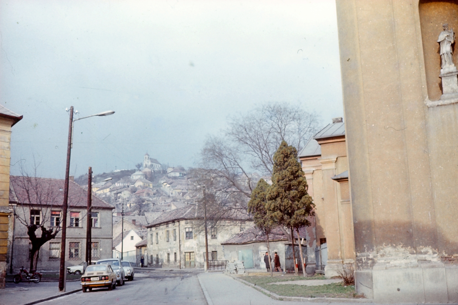 Magyarország, Pécs, Ágoston téri Szent Ágoston-templom, szemben a Havihegyi kápolna., 1974, Majercsik Tamás, templom, színes, szobor, Fiat-márka, olasz gyártmány, kápolna, automobil, Fiat 850, szoborfülke, Fortepan #24035