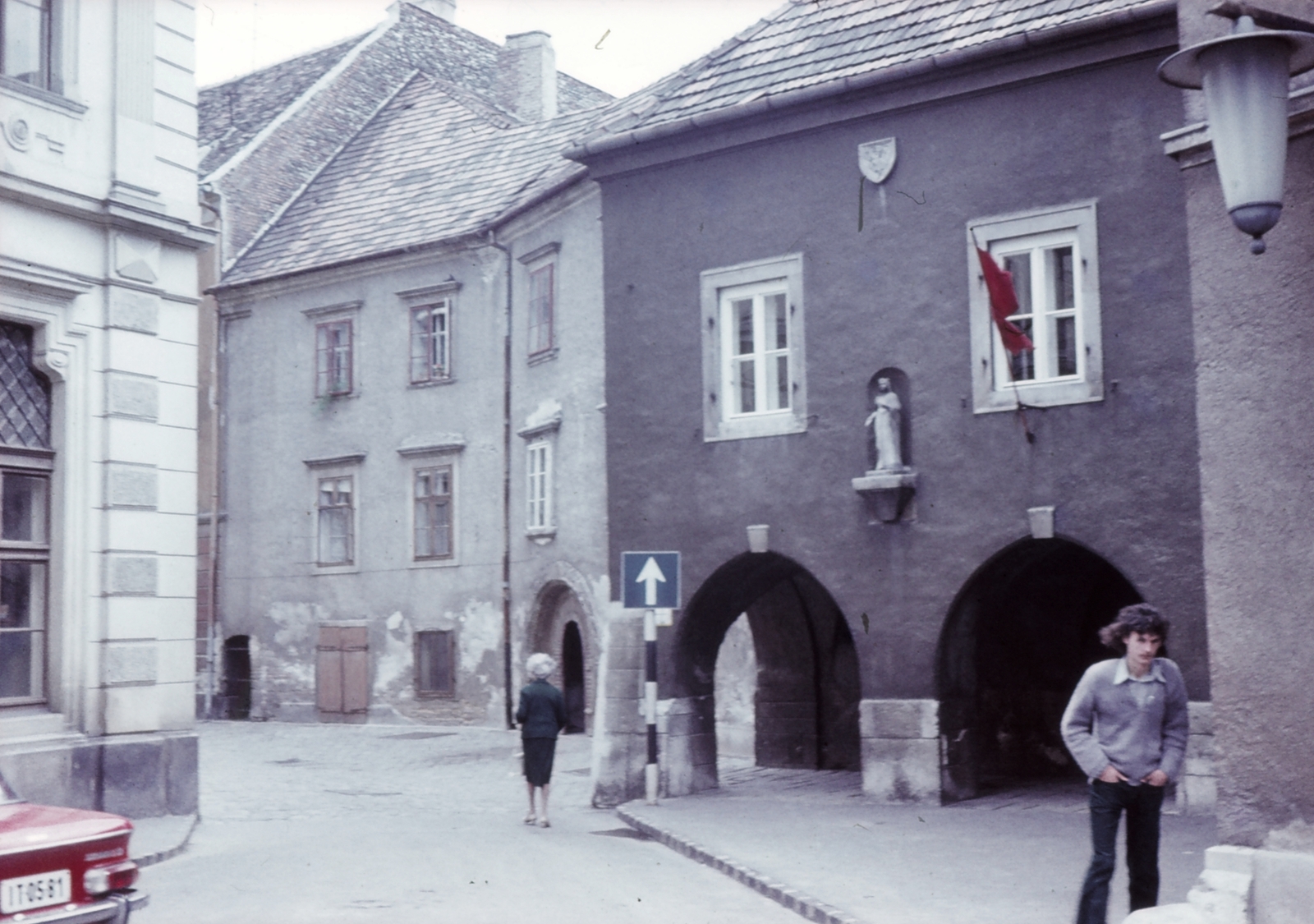 Hungary, Sopron, Kolostor utca a Templom utca felől, zászlóval díszítve a Kolostor utca 15., 1974, Majercsik Tamás, colorful, Fortepan #24037