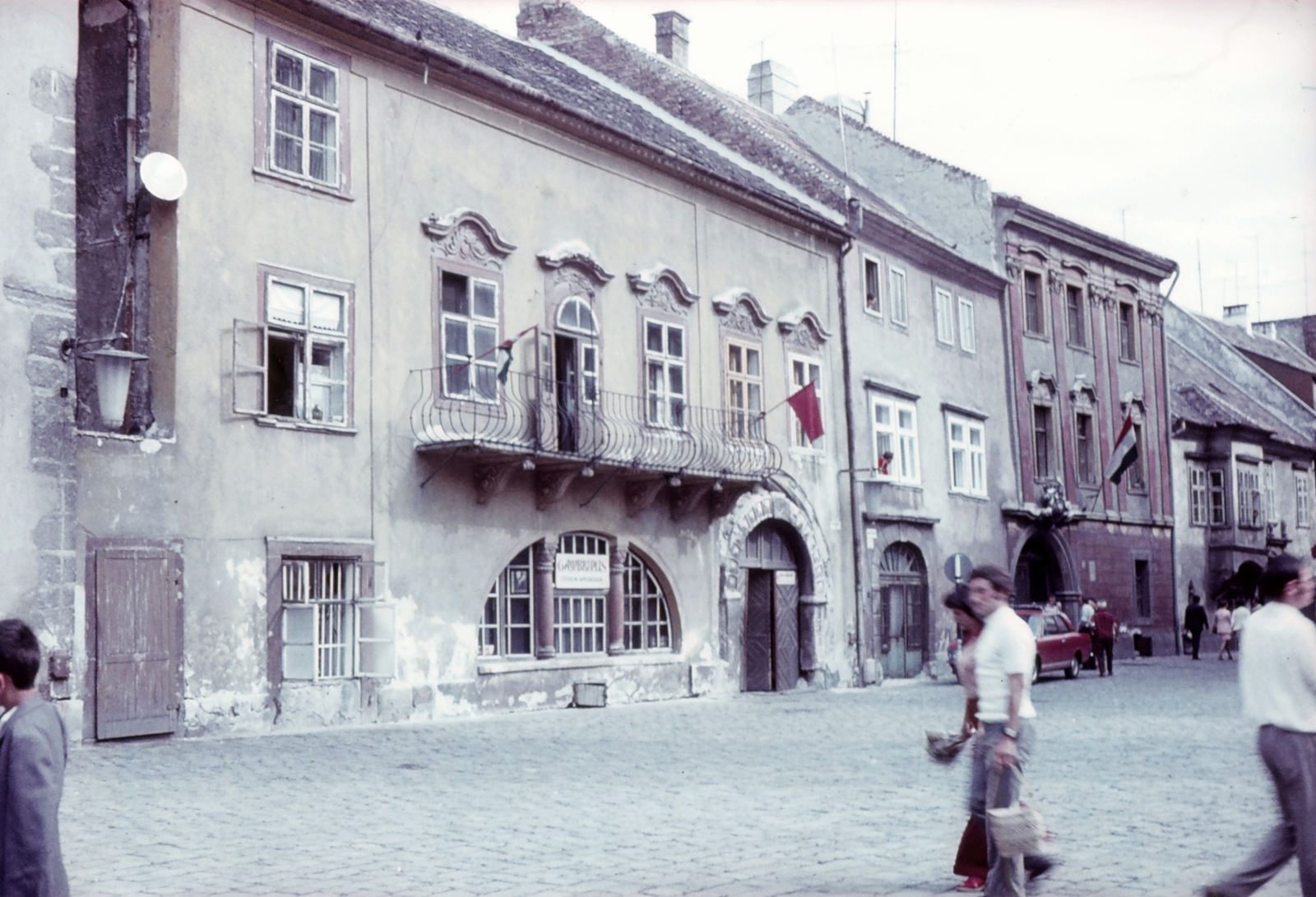 Hungary, Sopron, Fő (Beloiannisz) tér 3., Gambrinus-ház, jobbra a Kolostor utca., 1974, Majercsik Tamás, colorful, gate, Fortepan #24038