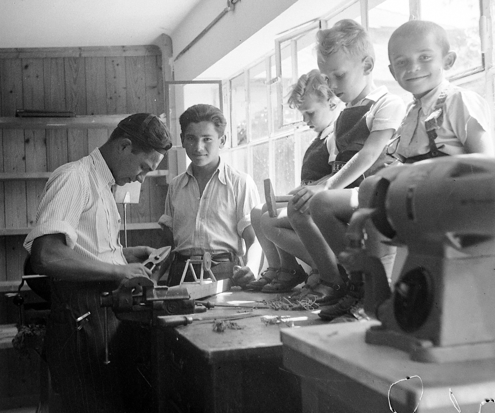 , 1936, Korbuly, wreath, workshop, kids, tool, Fortepan #2404