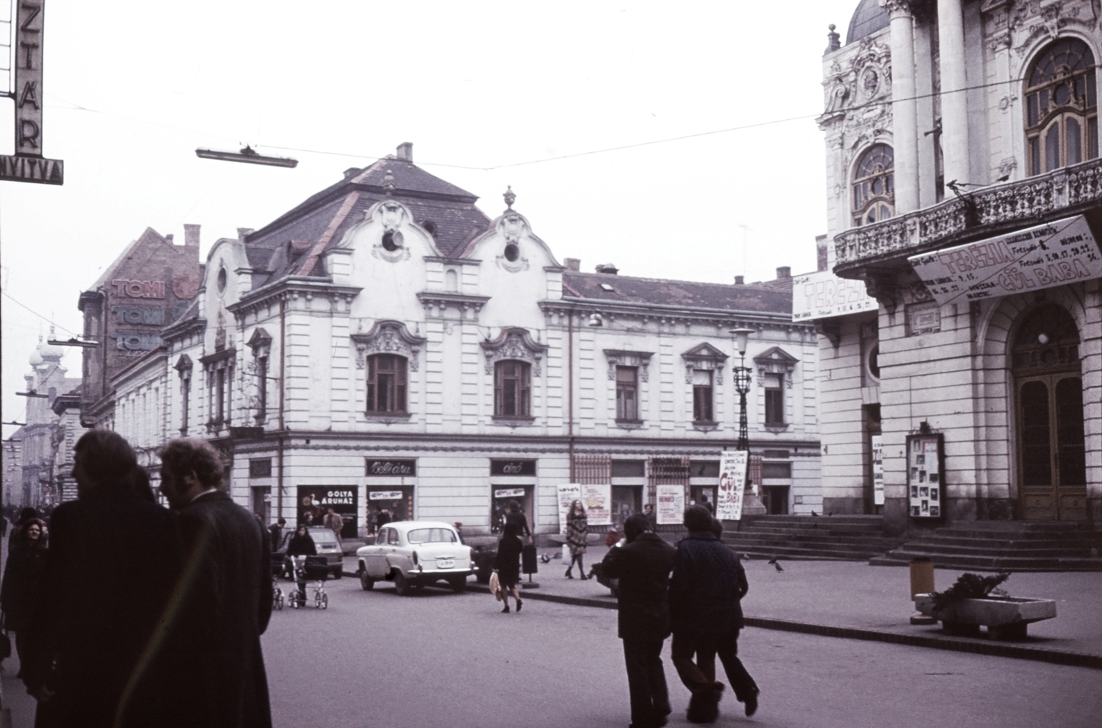 Magyarország, Pécs, Színház tér, Pécsi Nemzeti Színház., 1974, Majercsik Tamás, színházművészet, színes, színház, Moszkvics-márka, Láng Adolf-terv, Steinhardt Antal-terv, babakocsi, Moszkvics 407, Fortepan #24041