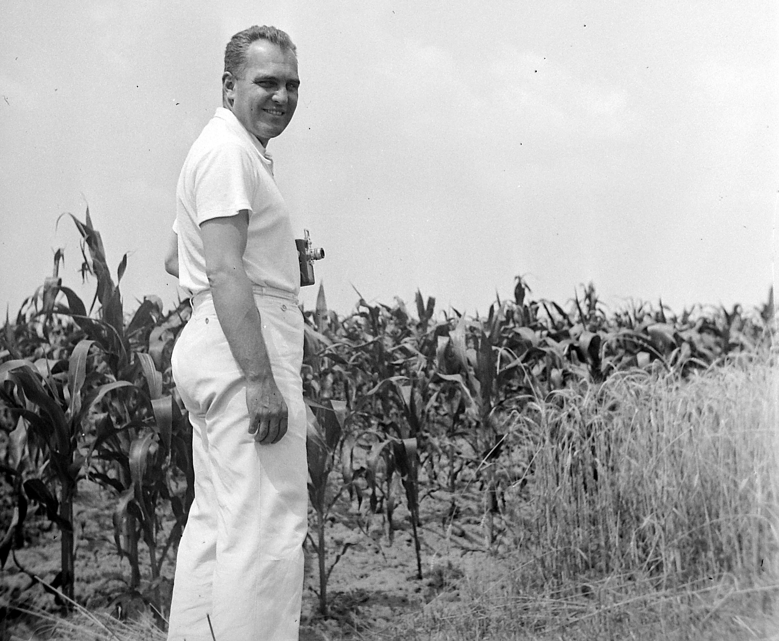 1940, Fortepan, portrait, man, movie camera, corn, looking back, Fortepan #2405
