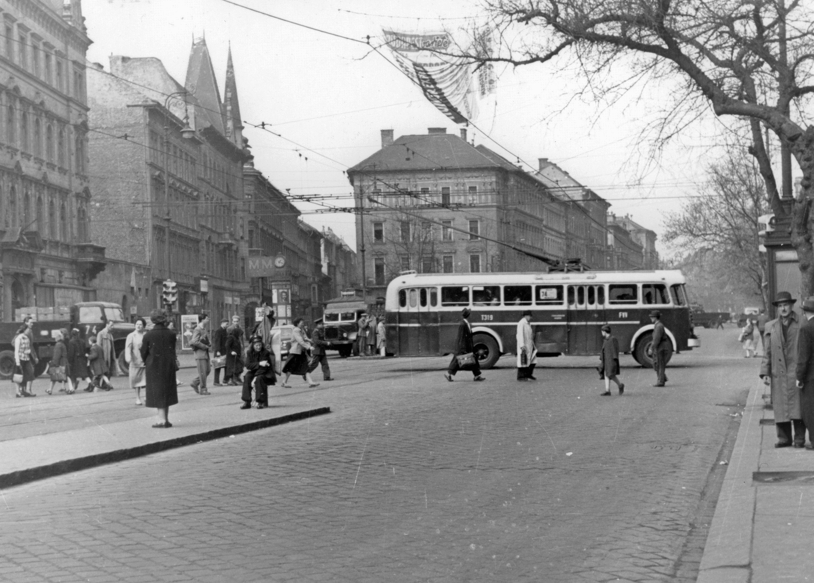 Magyarország, Budapest VIII., József körút - Baross utca kereszteződése., 1958, Farnadi Zsolt, magyar gyártmány, Ikarus-márka, trolibusz, Ikarus 60T, Budapest, Fortepan #24052