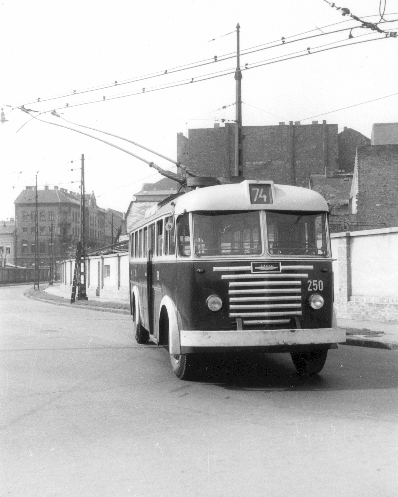 Hungary, Budapest VIII., Csobánc utca a Szeszgyár utca felé nézve., 1962, Farnadi Zsolt, Hungarian brand, Ikarus-brand, trolley bus, Budapest, Fortepan #24059