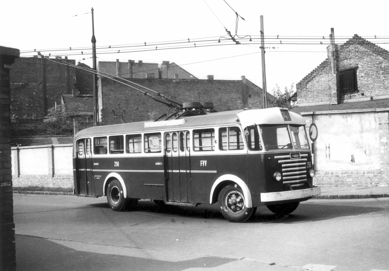 Hungary, Budapest VIII., Csobánc utca a Szeszgyár utca felé nézve., 1962, Farnadi Zsolt, Hungarian brand, Ikarus-brand, trolley bus, Budapest, Fortepan #24060