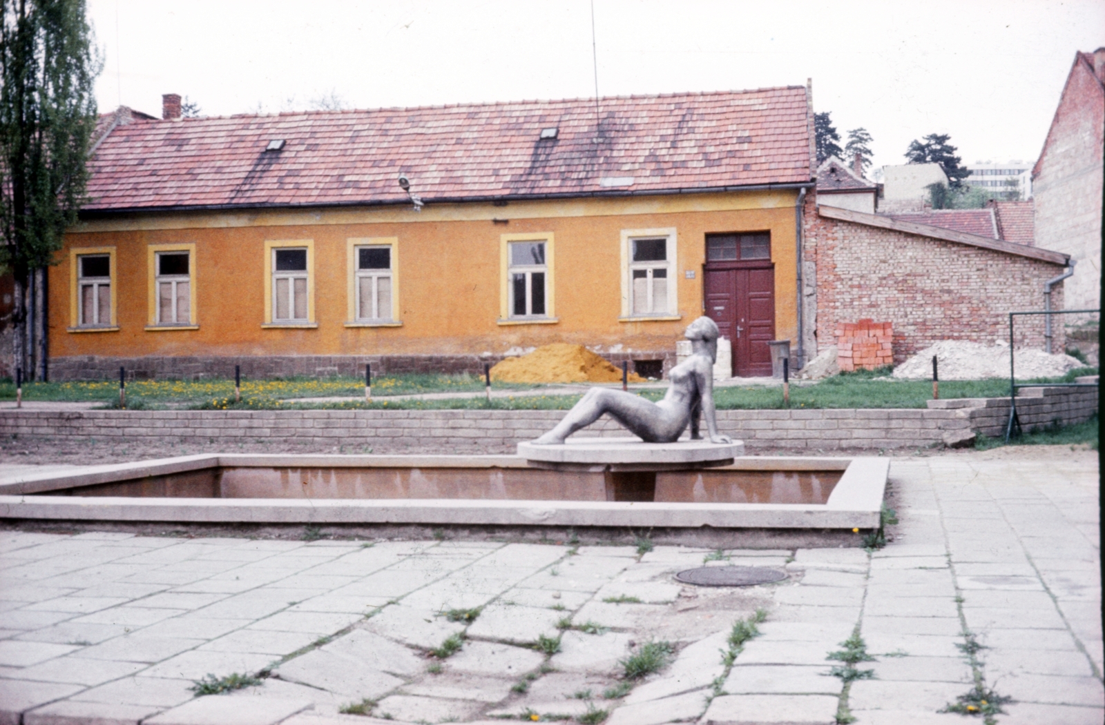 Hungary, Eger, Gólya utcai park Női figura (Ülő nő, Napozó nő, alkotó: Záhorzik Nándor)., 1973, Majercsik Tamás, colorful, sculpture, nude figure, Fortepan #24077