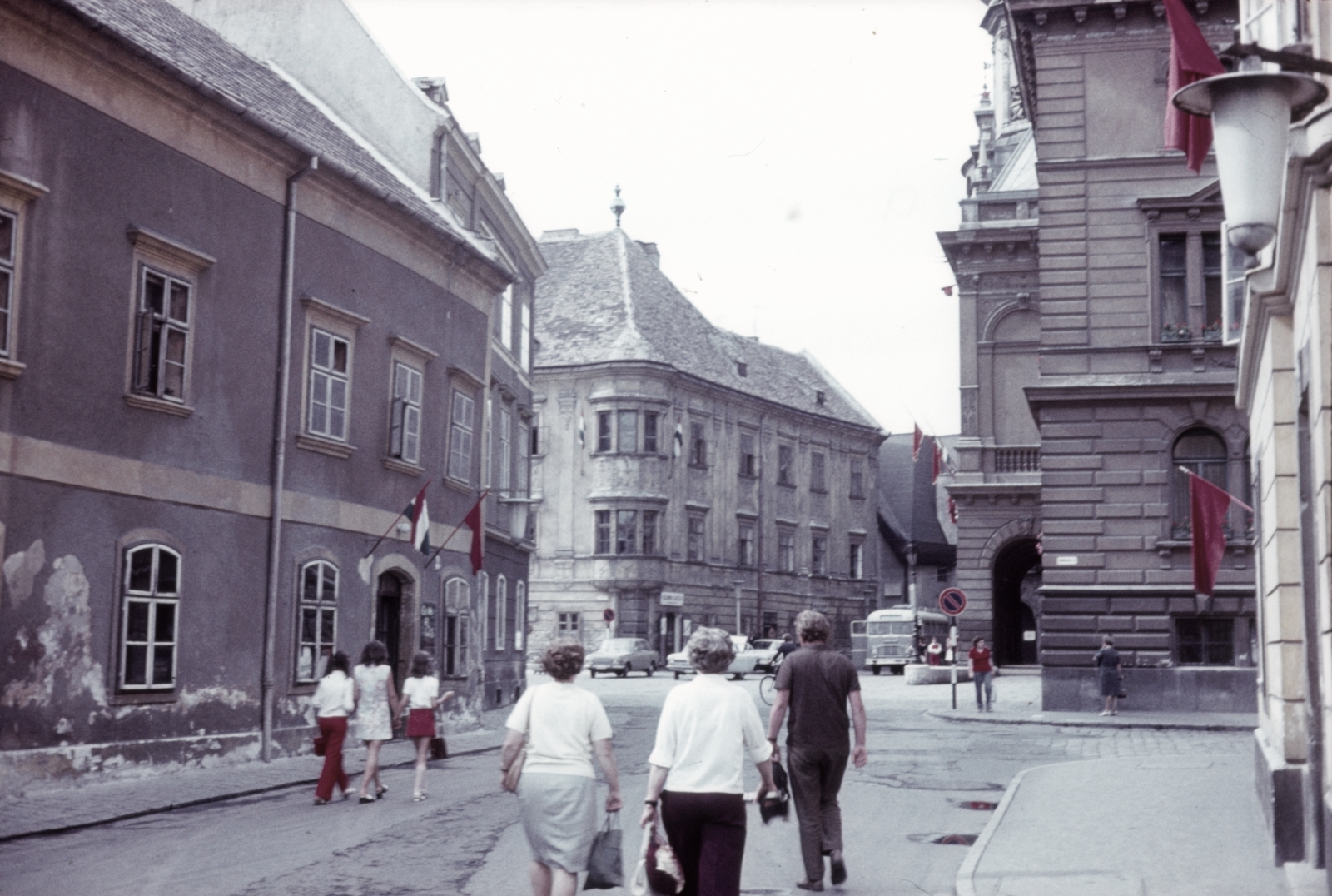 Hungary, Sopron, az Új utca és a Szent György utca találkozásától a Fő (Beloiannisz) tér felé nézve. Szemben középen a Storno-ház, ettől jobbra a Városháza (később Polgármesteri Hivatal) és a Tűztorony egy kis része is látszódik., 1974, Majercsik Tamás, colorful, Fortepan #24083