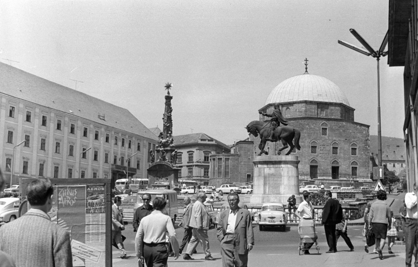 Magyarország, Pécs, Széchenyi tér., 1965, Bekker Sándor, templom, babakocsi, életkép, hirdető tábla, lámpaoszlop, automobil, lovas szobor, Hunyadi János-ábrázolás, Fortepan #24085