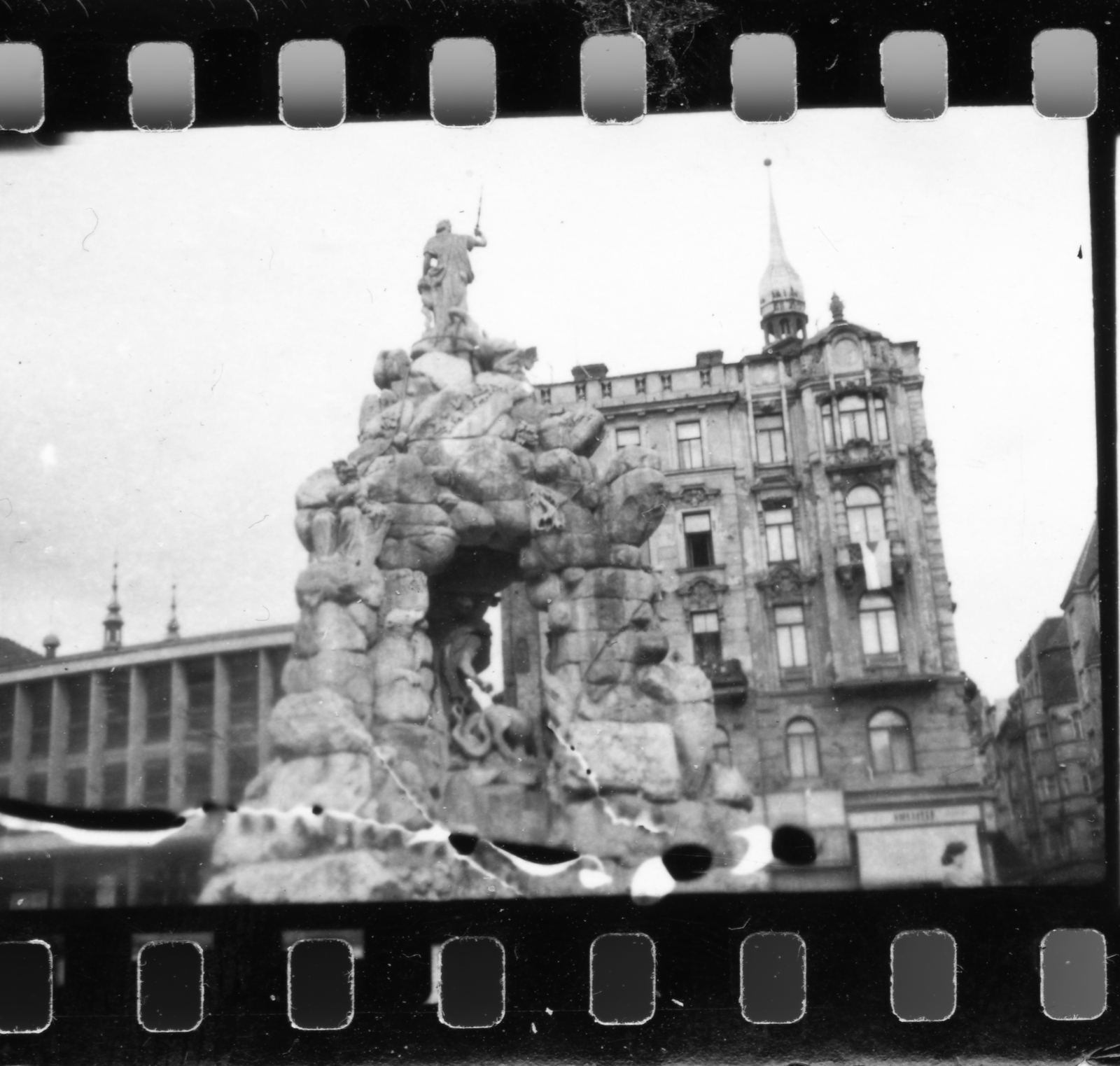 Csehország, Brno, Piactér (Zelný trh), Parnasszus-kút., 1960, Hatala Zsolt, Csehszlovákia, kút, fotózás, kép a képben, Fortepan #24094