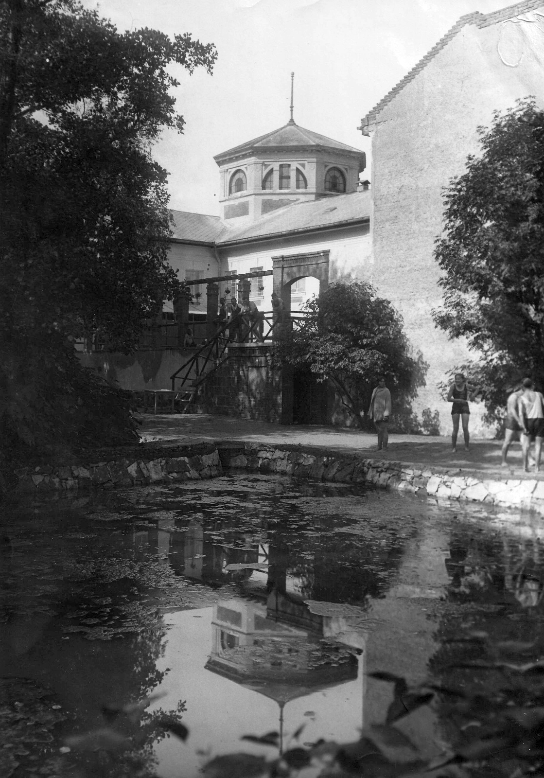 Hungary, Szerencs, Rákóczi út 94., Községi Fürdő., 1937, Hegymegi Rita, bathing suit, lake, water surface, genre painting, Fortepan #24095