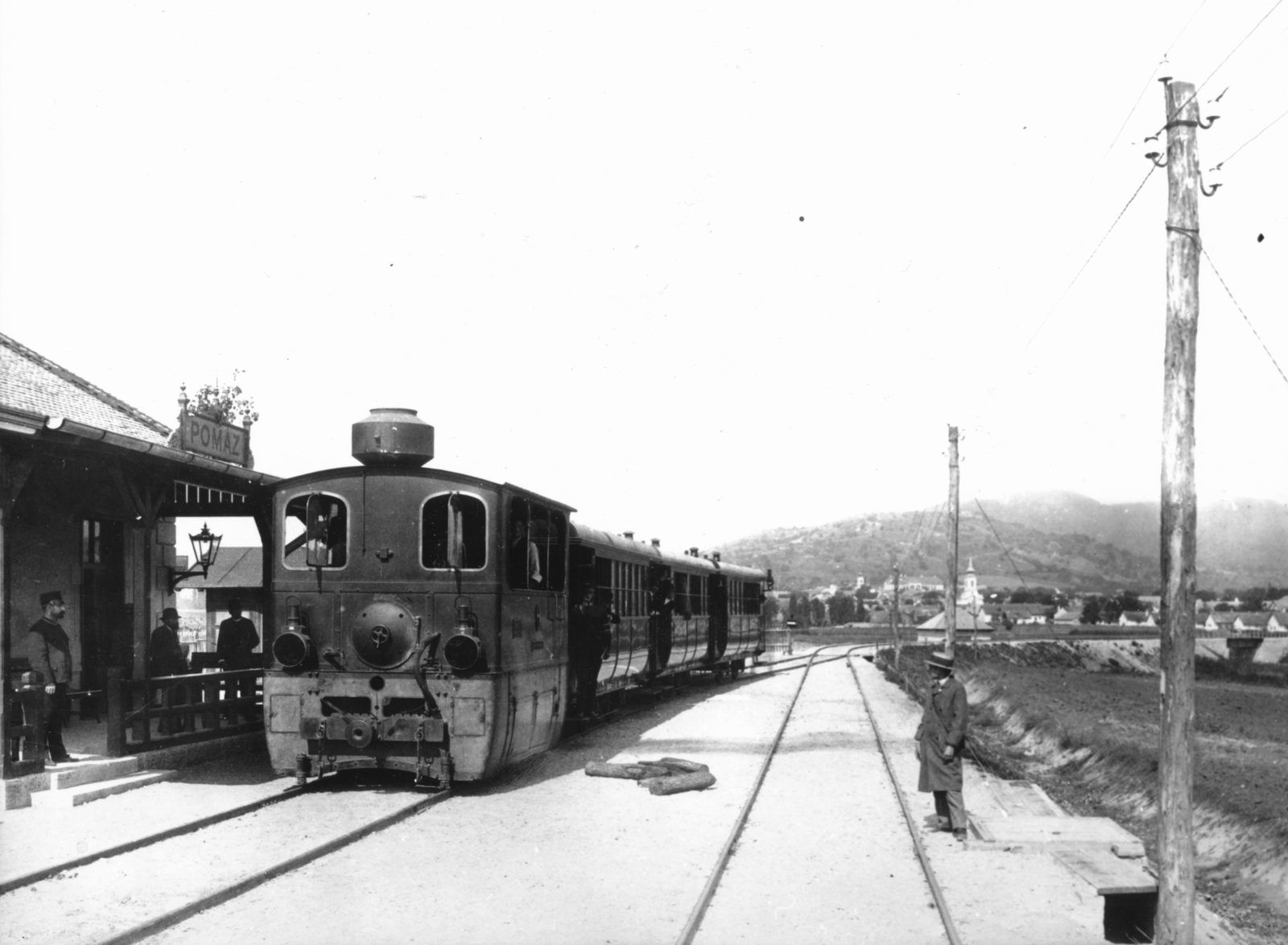 Hungary, Pomáz, gőzmozdony vontatta HÉV szerelvény az állomáson, a szentendrei vonal megnyitásának idején., 1900, Somlai Tibor, steam locomotive, coach, place-name signs, Fortepan #24121