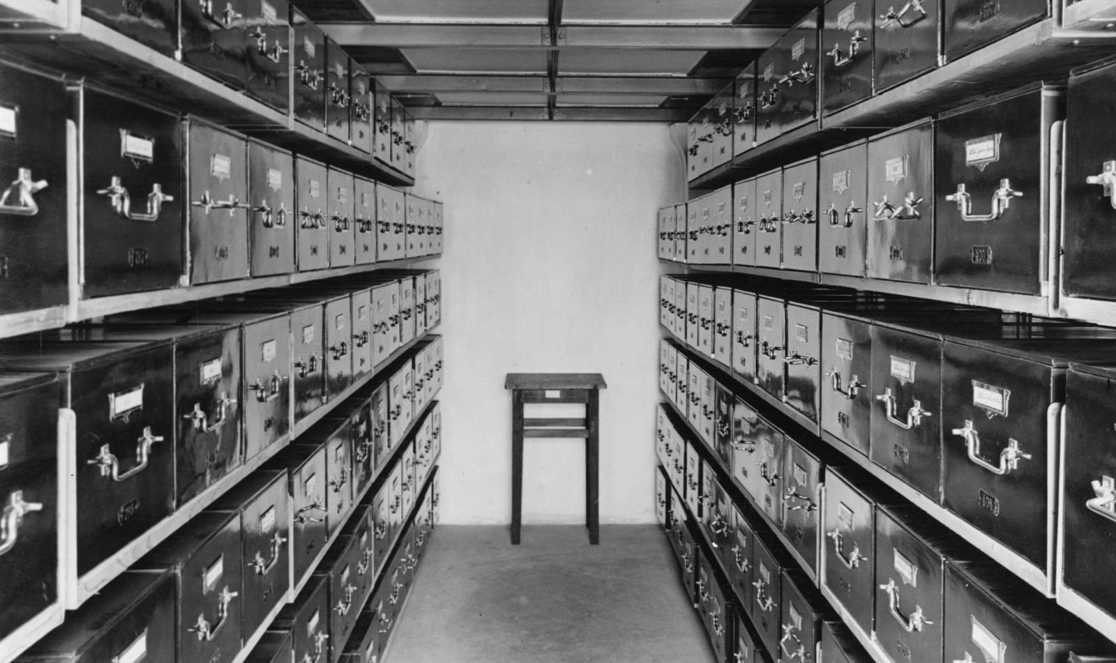 Hungary, Budapest I., Bécsi kapu tér, Magyar Országos Levéltár. Diplomatikai Levéltár, a Mohácsi csata előtt keletkezett középkori oklevelek gyűjteményének ládái., 1940, Somlai Tibor, warehouse, Budapest, Fortepan #24130