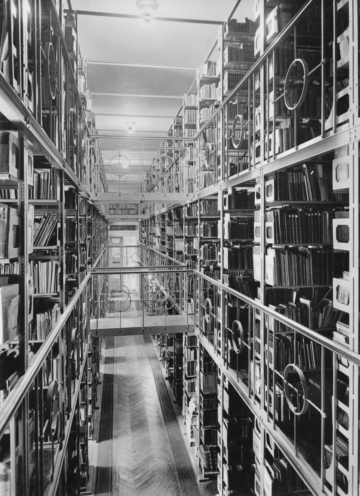 Magyarország, Budapest VIII., az Országos Széchényi Könyvtár raktára a Magyar Nemzeti Múzeum épületében., 1940, Somlai Tibor, múzeum, könyvtár, raktár, Budapest, Fortepan #24133