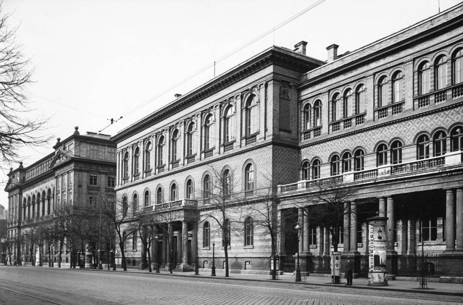 Hungary, Budapest VIII., Múzeum körút 4., 6.-8., egyetemi épületek., 1940, Somlai Tibor, poster, street view, ad pillar, university, lamp post, Budapest, Fortepan #24143