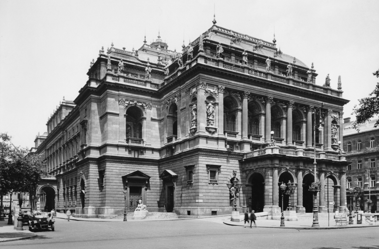 Magyarország, Budapest VI., Andrássy út, a Magyar Állami Operaház épülete (Ybl Miklós, 1884.)., 1930, Somlai Tibor, utcakép, taxi, Ybl Miklós-terv, lámpaoszlop, automobil, taxiállomás, MÁG-márka, MÁG Magotax, opera, Budapest, operaház, Fortepan #24144