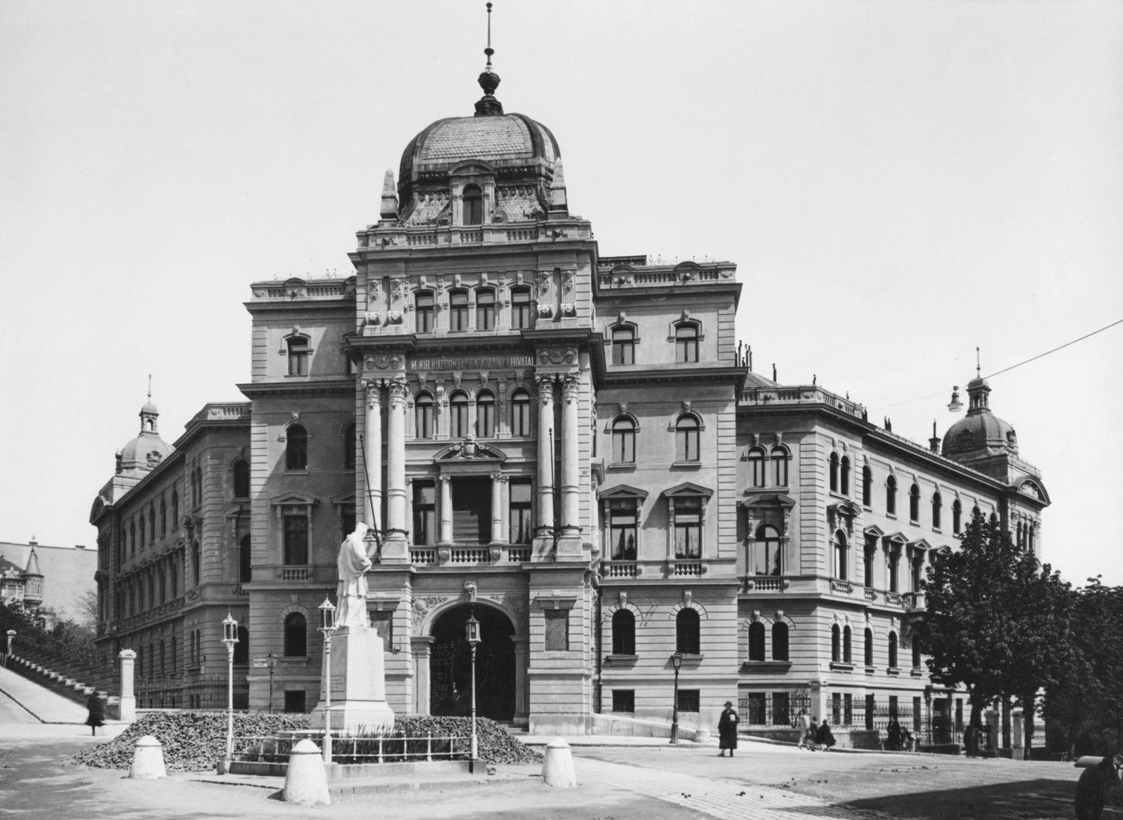 Hungary, Budapest II., Bimbó út - Fényes Elek utca - Keleti Károly utca sarok, Nepomuki Szent János szobor, szemben a Központi Statisztikai Hivatal épülete., 1940, Somlai Tibor, sculpture, street view, palace, public building, street name sign, eclectic architecture, Budapest, Saint John of Nepomuk-portrayal, Győző Czigler-design, Fortepan #24148