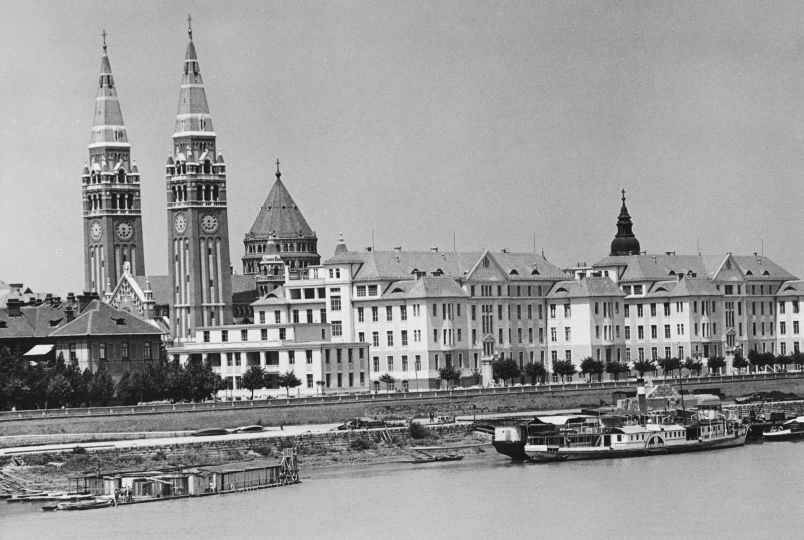 Hungary, Szeged, Tisza-part a Szentendre gőzhajóval., 1940, Somlai Tibor, ship, church, Frigyes Schulek-design, steamboat, Szentendre/MÁV IV./MÁV III./StEG IV. ship, Cathedral, Fortepan #24158