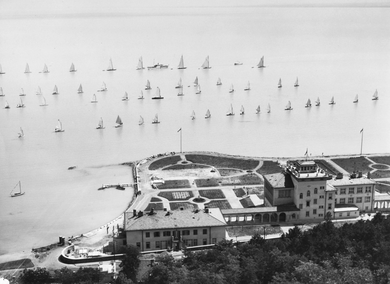 Hungary,Lake Balaton, Tihany, vitorláshajók felvonulása. Előtérben a Magyar Biológiai Kutatóintézet (később Ökológiai Kutatóközpont Balatoni Limnológiai Intézet)., 1936, Somlai Tibor, sailboat, march, Hungarian Academy of Sciences, Fortepan #24167