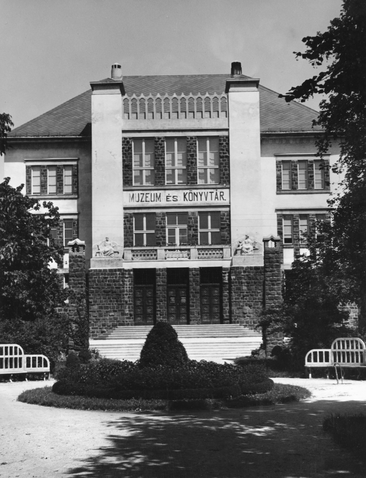 Hungary, Veszprém, Erzsébet sétány 1., Veszprém Megyei Múzeum (később Laczkó Dezső Múzeum)., 1940, Somlai Tibor, museum, library, István Medgyaszay-design, Fortepan #24171