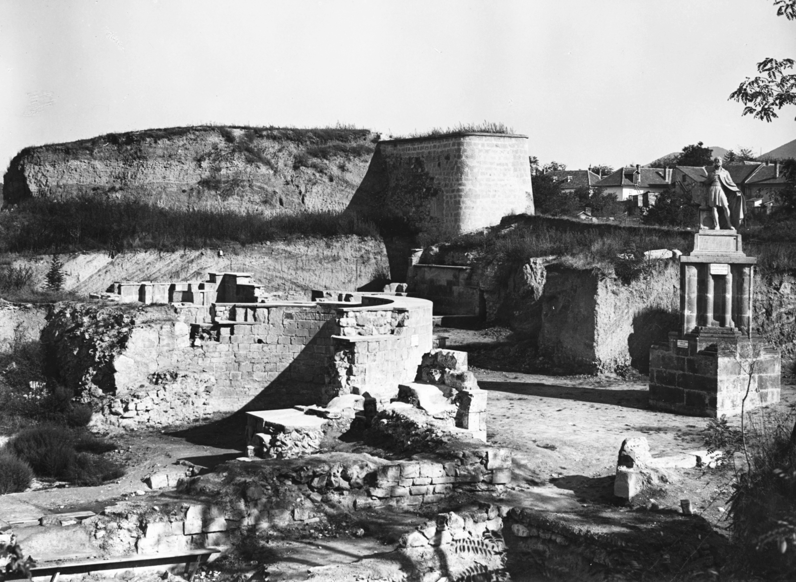 Hungary, Eger, Árpád-kori székesegyház maradványai a várban. A székesegyház szentélypillérén Szent István szobra 1815-ből., 1940, Somlai Tibor, church, sculpture, ruins, castle ruins, castle, Saint Stephen I-portrayal, Fortepan #24179